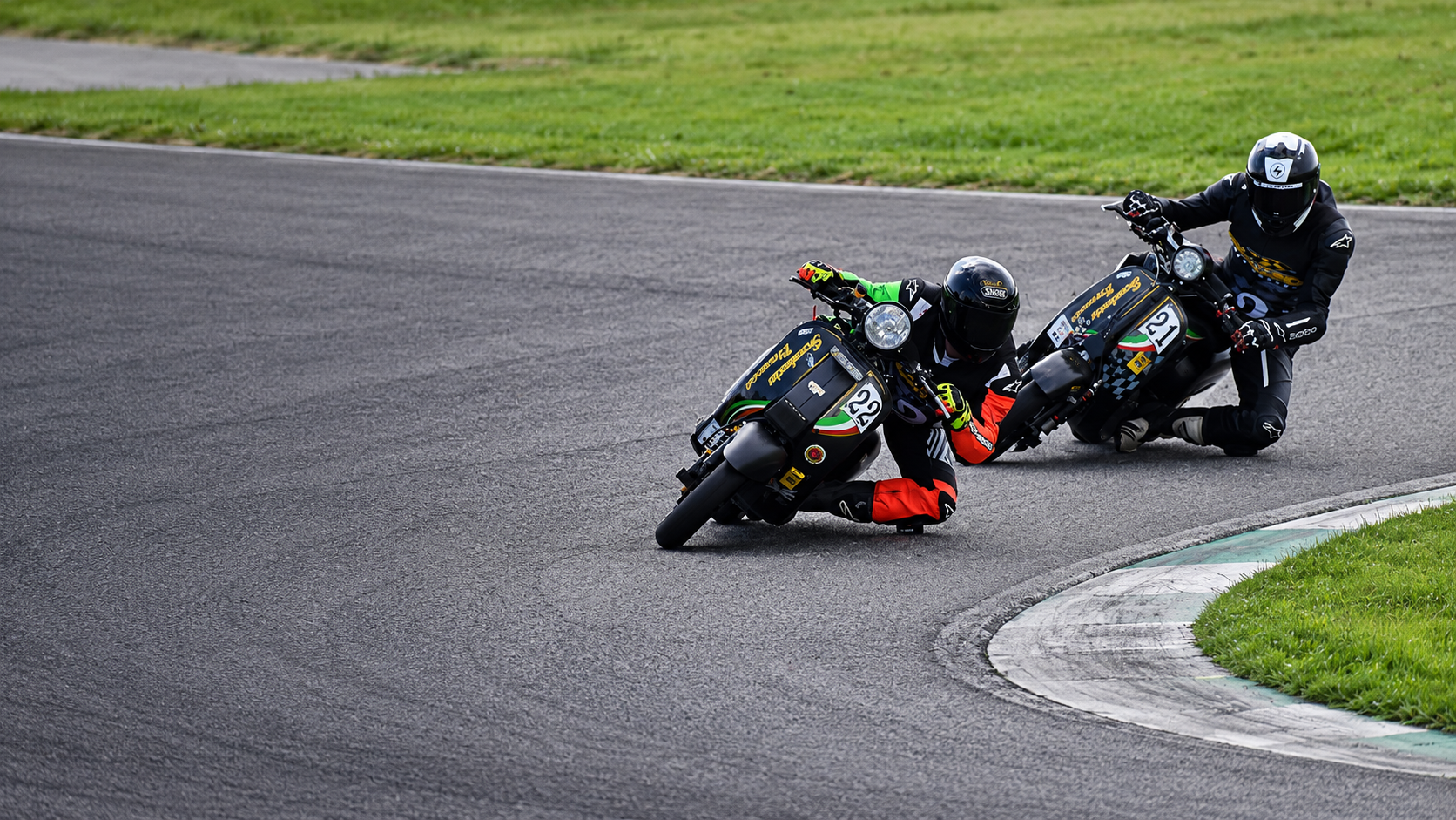 Due Vespa Pinasco in piega sul circuito.