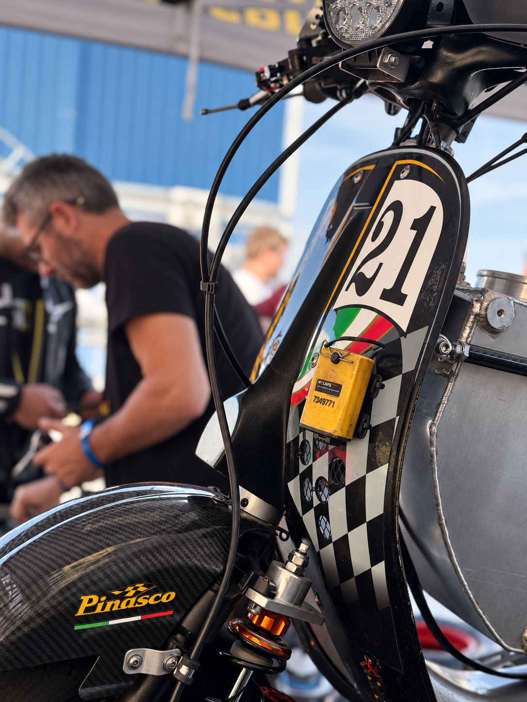 Dettaglio della Vespa Pinasco numero 21 nel paddock.